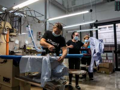 L�ultima fase, prima della riconsegna del capo al cliente, � la stiratura. Davanti a noi vediamo tre donne operare a una velocit� supersonica